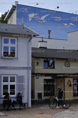 Nowy mural widoczny na scianie z placyku za Spatifem...