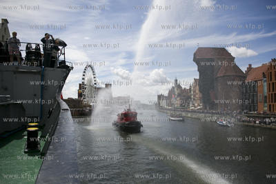 Baltic Sail. Parada Żaglowców na Motławie. Nz. Strażak...
