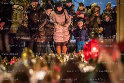 Mieszkańcy Gdańska pod Urzędem Miasta oddają hołd...
