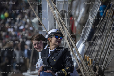 Powrót do portu w Gdyni żaglowca Dar Młodzieży...