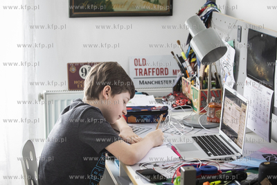 10-letni Jaś uczy się zdalnie w czasie pandemii koronawirusa....