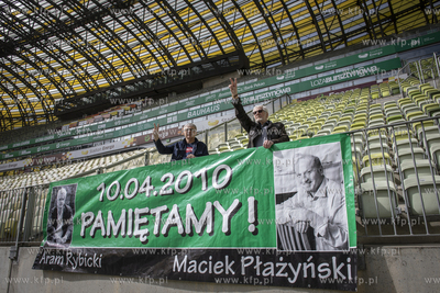 Andrzej Kowalczys i Lech Kosiak wieszają transparent...