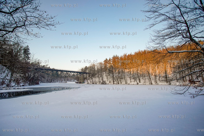 Zima na Kaszubach. Most kratownicowy z końca XIX w....