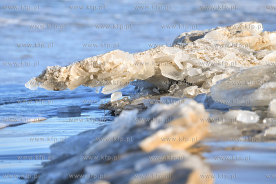 Zimowy spacer po plaży w Sobieszewie 13.02.2021 fot....