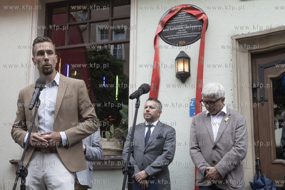 Przy ul. Piwnej 3/4 odsłonięto pamiatkowa tablicę...