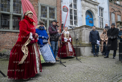 Odsłonięcie tablicy poświęconejrzeźbiarzowi  prof....