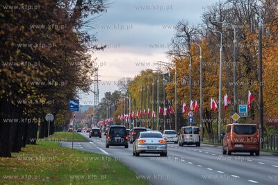Gdańsk. Al. Zwycięstwa. Flagi z okazji 101. rocznicy...