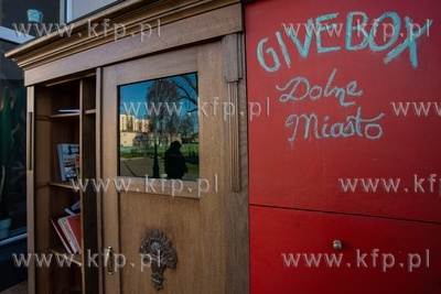 Szafa Givebox - miejsce wymiany,  przy ulicy Jaskółczej...
