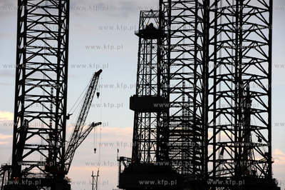 Samopodnosna platforma wiertnicza ENSCO100 przechodzi...