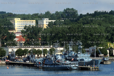 Port wojenny w Gdyni Oksywiu. Okret ratowniczy ORP...