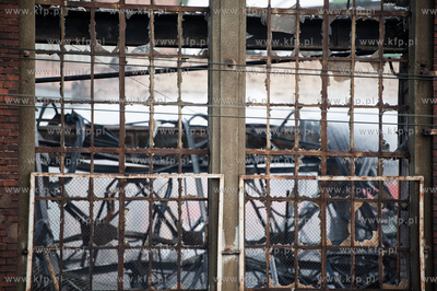 Gdansk. Dogaszanie doszczetnie spalonej hali produkcyjnej...