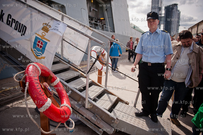 Port w Gdyni. Tlum ludzi oglada i zwiedza zacumowane...