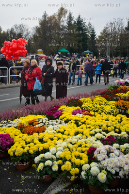 Gdansk. Cmentarz Lostowicki. Swieto Zmarlych. Nz stoiska...