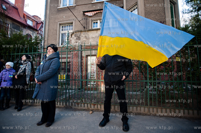 Gdansk. Pikieta osob solidarnych z Ukraina, zorganizowana...