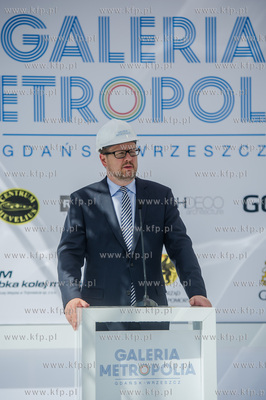 Gdansk. Uroczystosc zawieszenia wiechy na dachu Galerii...
