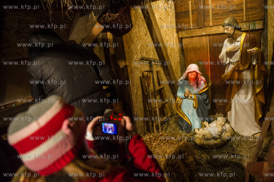 Gdansk. Zywa szopka Bozonarodzeniowa przy kosciele...