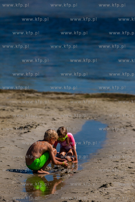 Dzieci bawiace sie na plazy w Juracie. 19.08.2015 fot....