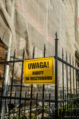 Gdańsk. Wrzeszcz. Remontowana kamienica przy ul Białej,...