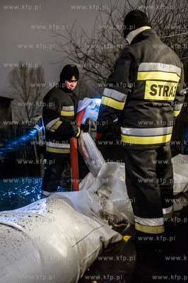 Gdańsk. Prowadzona przez strażaków akcja stawiania...