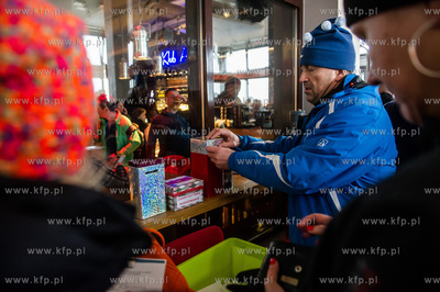 Plaża w Sopocie. Charytatywne morsowanie, w czasie...
