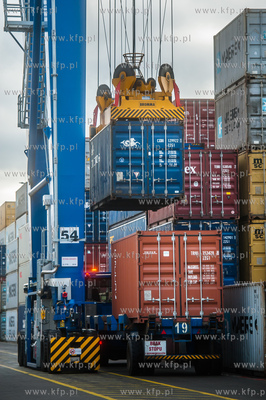 Gdańsk. Terminal kontenerowy DCT. 04.12.2017 fot....