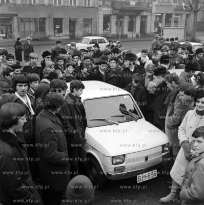 Prezentacja samochodu najnowszej marki fiat 126p popularnego...