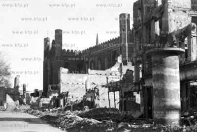 Zniszczony Gdansk po wojnie. Kosciol Mariacki i ul....
