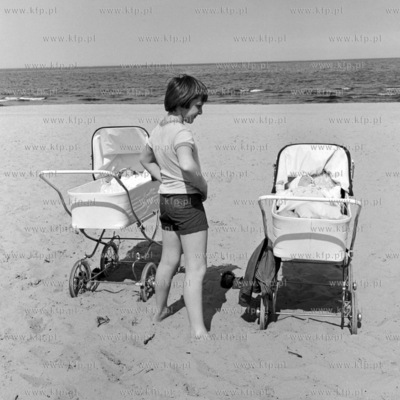 Na spacerze po plazy w Gdansku Brzeznie. 
08.05.1973
3maj73_z.kosycarz_p23
Fot....