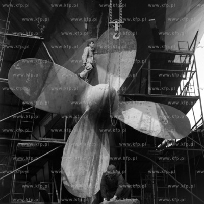 Montaż śruby napędowej w Stoczni Gdańskiej im....