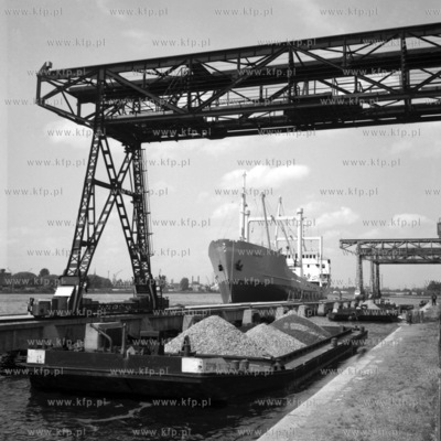 Wypełniona węglem barka stoi w porcie gdańskim....