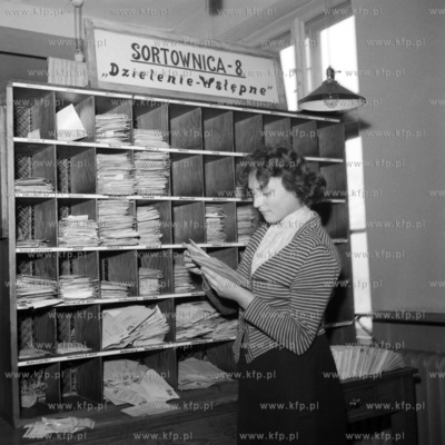 Sortownia listów w urzędzie pocztowym.  ( lata60...