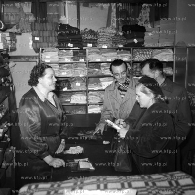 W sklepie pasmanteryjnym. ( lata60 )
1960
0005880z
Fot....