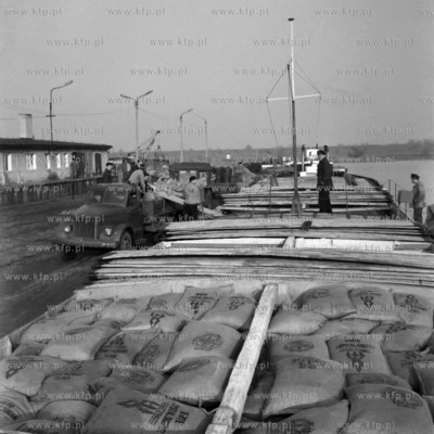 Przeładunek worków ze zbożem z samochodu na barkę...