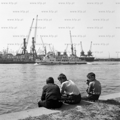 Młodzież przygląda się płynącemu po Martwej Wi...