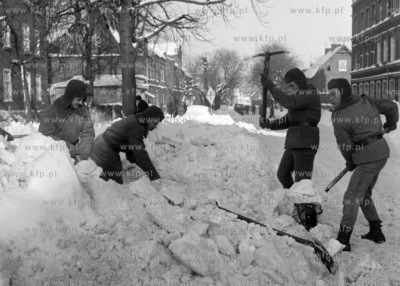 Żołnierze przy odsnieżaniu ulicy.
7.01.1978
2styczen78_z.kosycarz_p15
Fot....