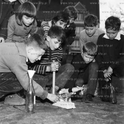 Młodzież z zainteresowaniem przygląda sie modelowi...