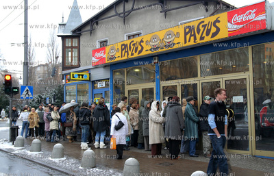 Tlusty czwartek. Kolejki po paczki do piekarnia Paczus...