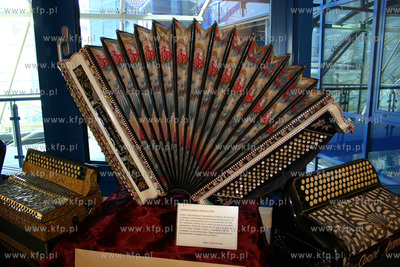 Wystawa akordeonow w krzywym domku na sopockim deptaku....