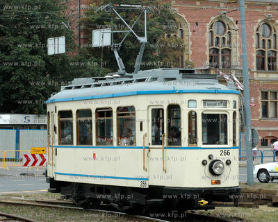 Zabytkowy tramwaj firmy Borgman z 1927 r. przejezdzajacy...