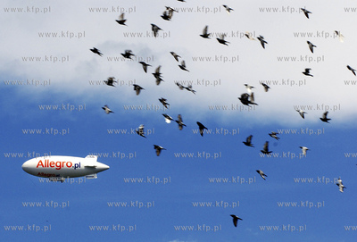 Sterowiec reklamujacy portal Allegro.pl latajacy nad...