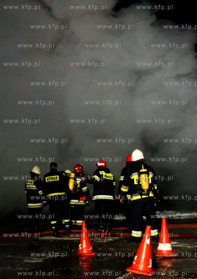 Dwa autobusy oraz hala warsztatowa nalezace do firmy...