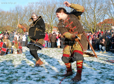 Final XVII WOSP rozpoczal sie w Szczecinie. Nz. wikingowie...