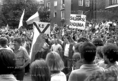 Powitanie strajkujacych na placu przed kosciolem sw...