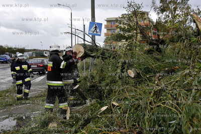 Polamane drzewa, przygniecione auta, zniszczone dachy...