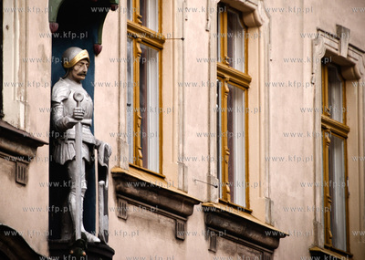 Kujawsko Pomorskie, miasto Torun. Nz. Rycerz w Kamienicy...