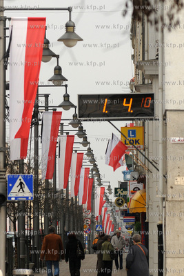 Gdynia w zalobie dzien po katastrofie prezydenckiego...