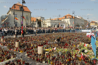 Warszawa. Trwa zaloba narodowa po katastrofie prezydenckiego...
