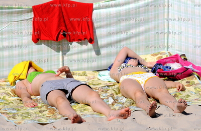 Gorace klimaty na plazy w Kolobrzegu.
11.07.2010
fot....