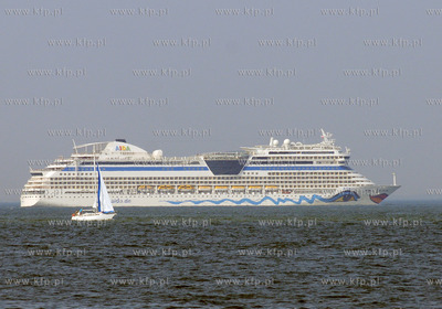 Gdynia. Wycieczkowiec AIDA wychodzi z gdynskiego portu.
29.07.2012...
