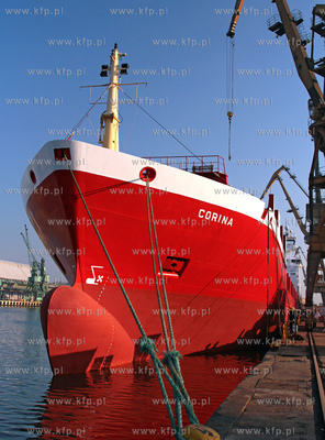 Kontenerowiec Zeglugi Gdanskiej Corina w porcie gdanskim.
06.03.2013
Fot....